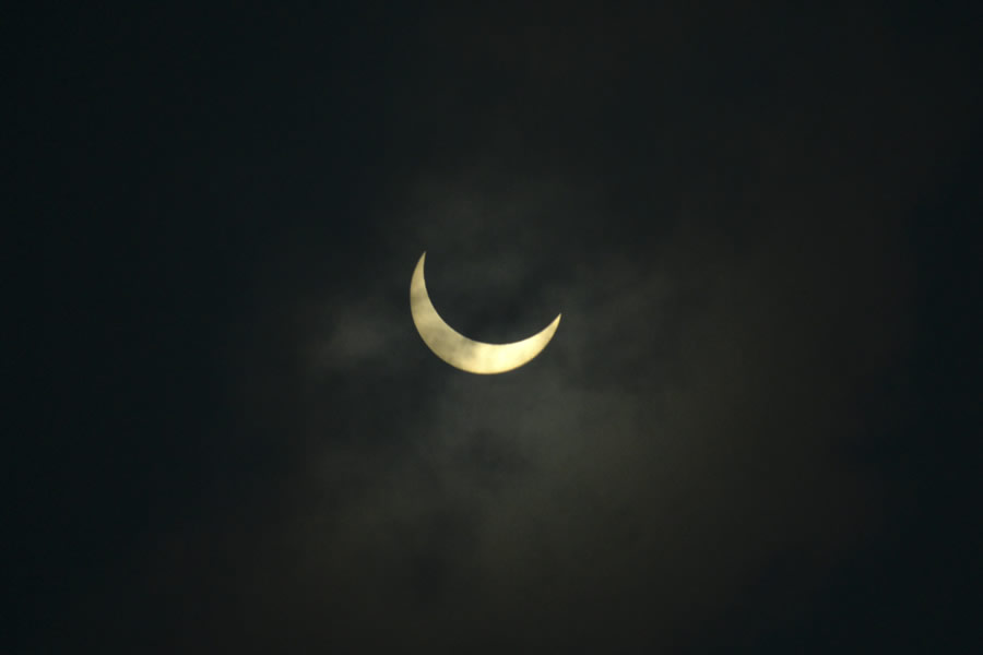 La luna cubre parcialmente el sol durante un eclipse solar anular visto desde Siliguri. (Foto: AFP)
