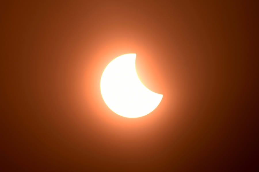 La luna cubre parcialmente el sol durante un eclipse solar anular visto desde Phnom Penh. (Foto: AFP)