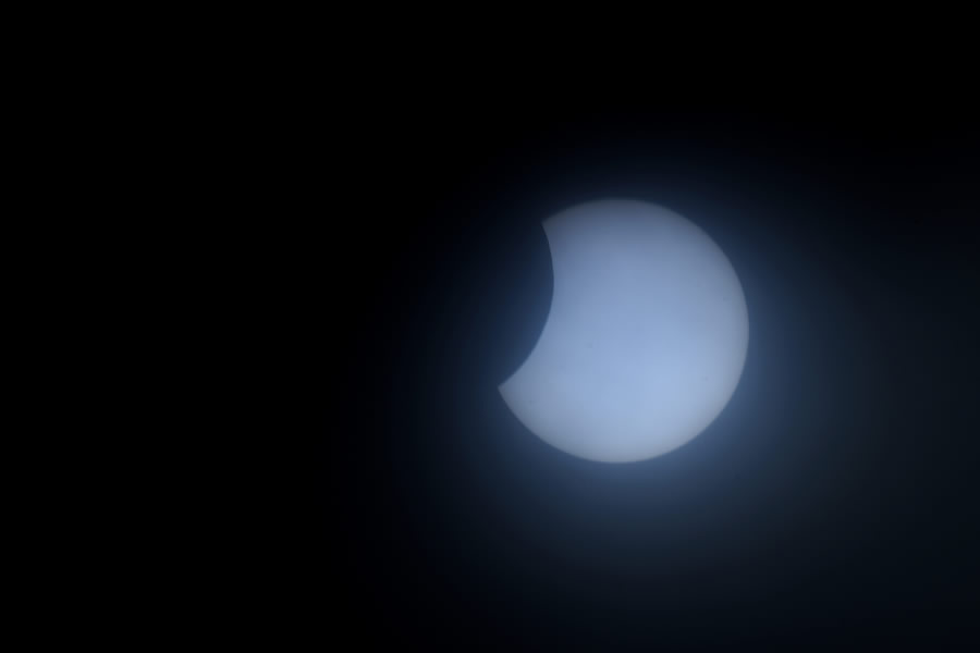 La luna se mueve frente al sol durante el eclipse solar anular visto a través de las nubes desde Chennai. (Foto: AFP)