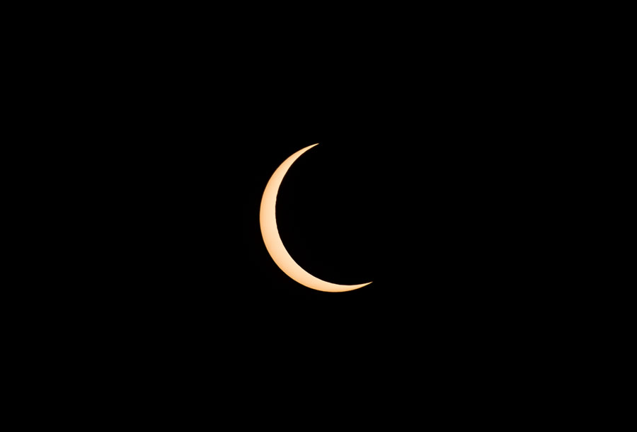 La luna se mueve frente al sol durante un eclipse solar anular en Hong Kong. (Foto: AFP)
