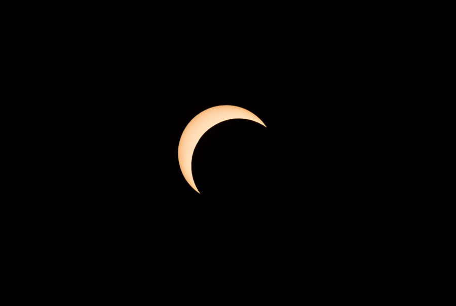 La luna se mueve frente al sol durante un eclipse solar anular en Hong Kong. (Foto: AFP)