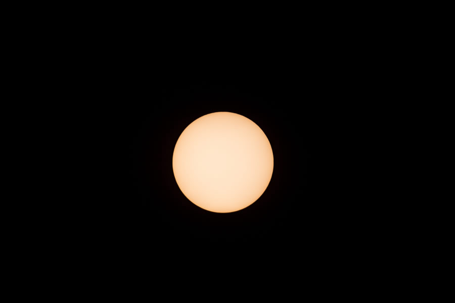 La luna se mueve frente al sol durante un eclipse solar anular en Hong Kong. (Foto: AFP)