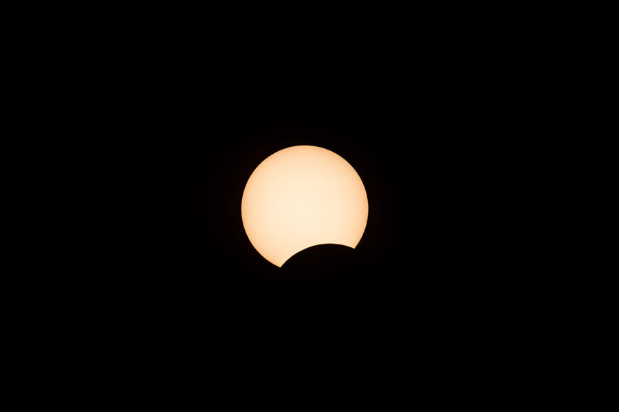 La luna se mueve frente al sol durante un eclipse solar anular en Hong Kong. (Foto: AFP)