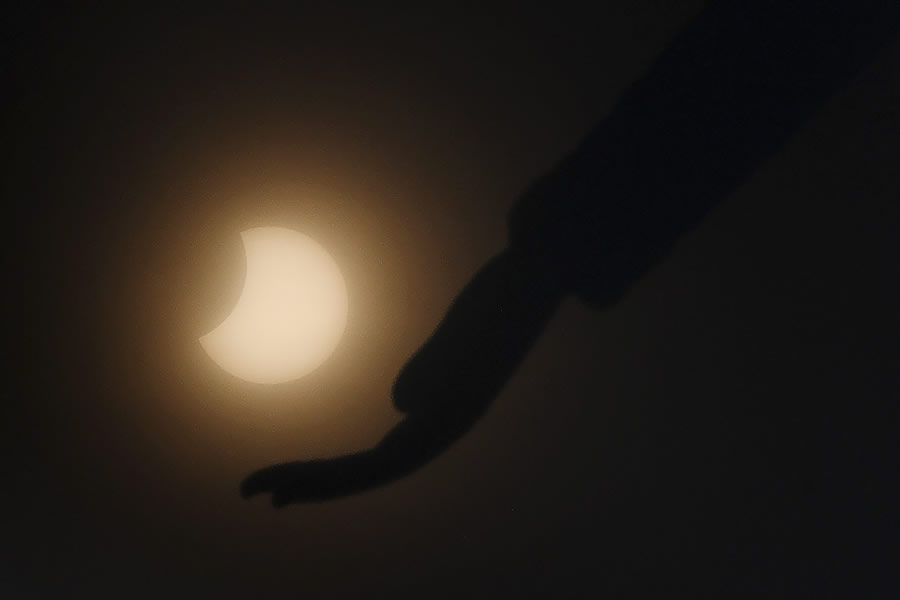 La luna se mueve frente al sol durante el eclipse solar anular visto a través de las nubes desde Chennai. (Foto: AFP)