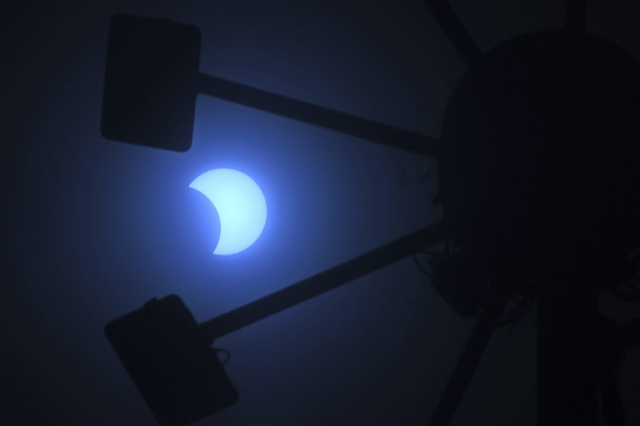 La luna se mueve frente al sol durante eL eclipse solar anular visto a través de las nubes desde Chennai. (Foto: AFP)