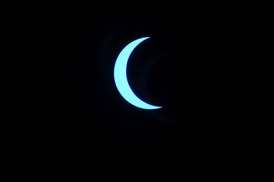 La luna se mueve frente al sol durante el eclipse solar anular visto a través de las nubes desde Katmandú. (Foto: AFP)