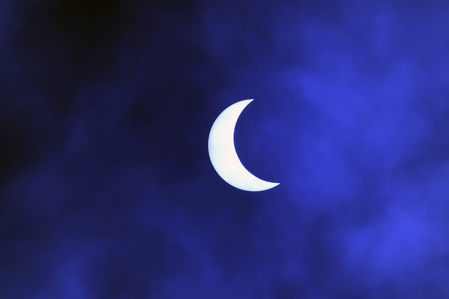La luna se mueve frente al sol durante el eclipse solar anular visto a través de las nubes desde Katmandú. (Foto: AFP)