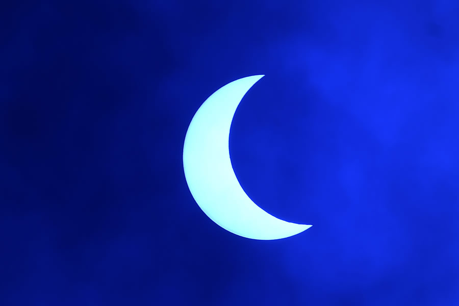 La luna se mueve frente al sol durante el eclipse solar anular visto a través de las nubes desde Katmandú. (Foto: AFP)