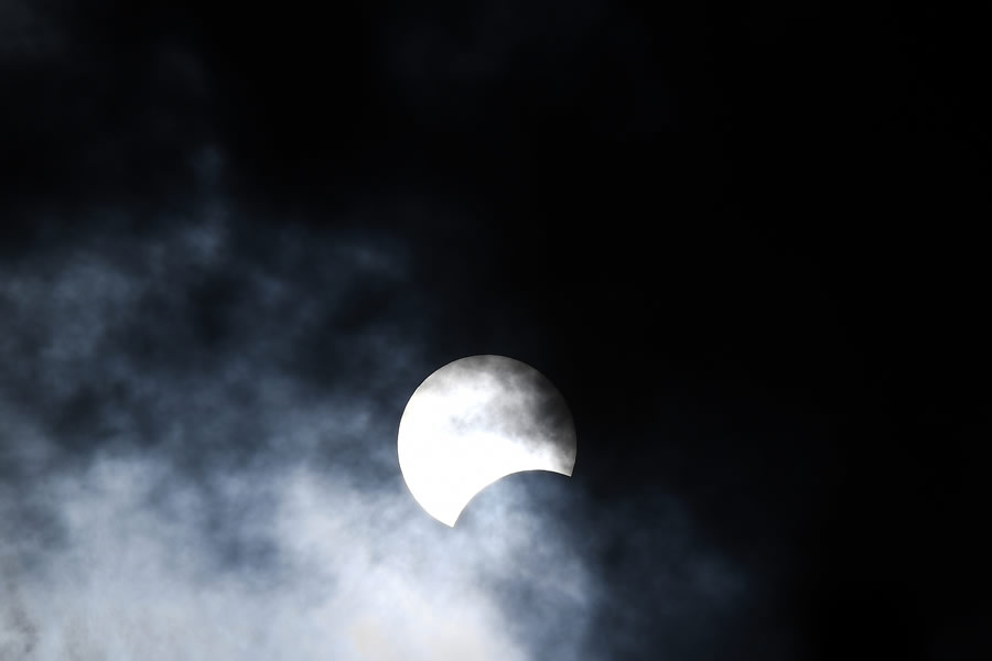 La luna se mueve frente al sol durante EL eclipse solar anular visto a través de las nubes desde Hanoi. (Foto: AFP)