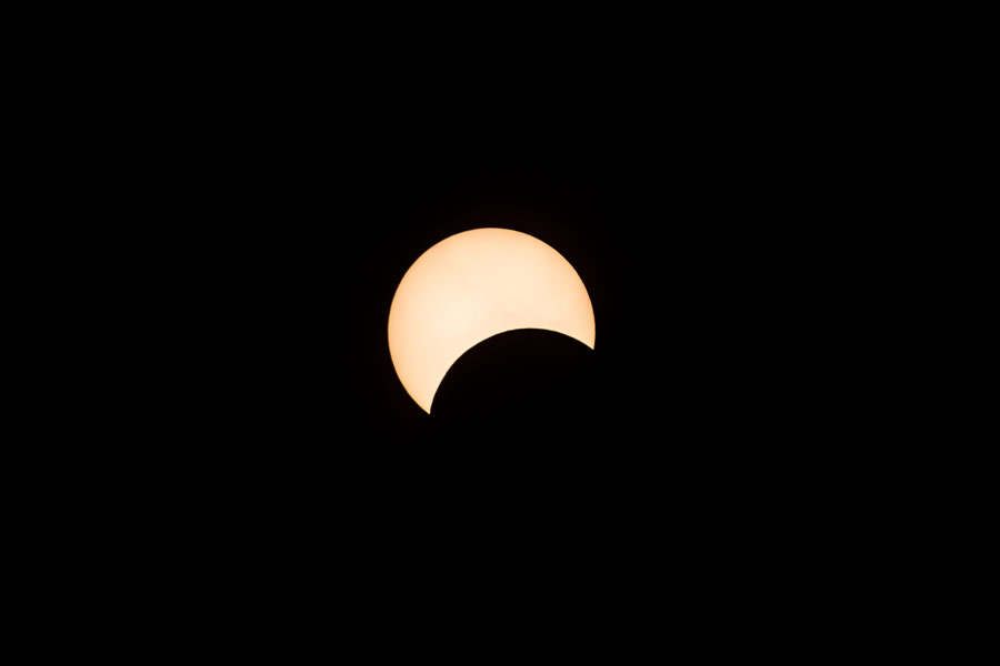 La luna se mueve frente al sol durante el eclipse solar anular en Hong Kong. (Foto: AFP)