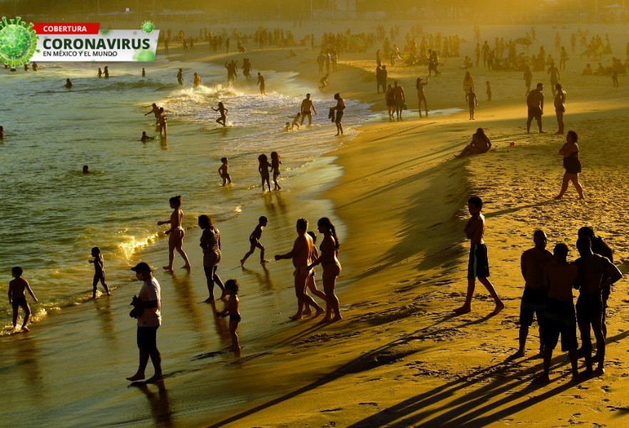 La playa en Río de Janeiro sigue en apertura. FOTO: AFP.
