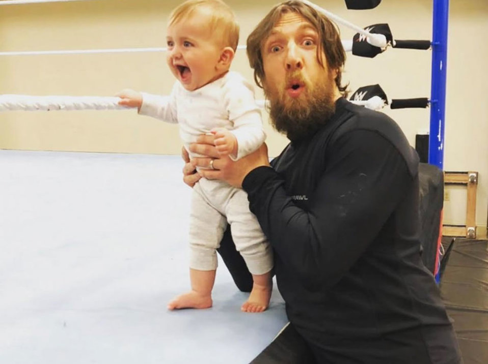Daniel Bryan se casó con Brie Bella y en mayo de 2017 se convirtió en padre de Birdie Joe Danielson.