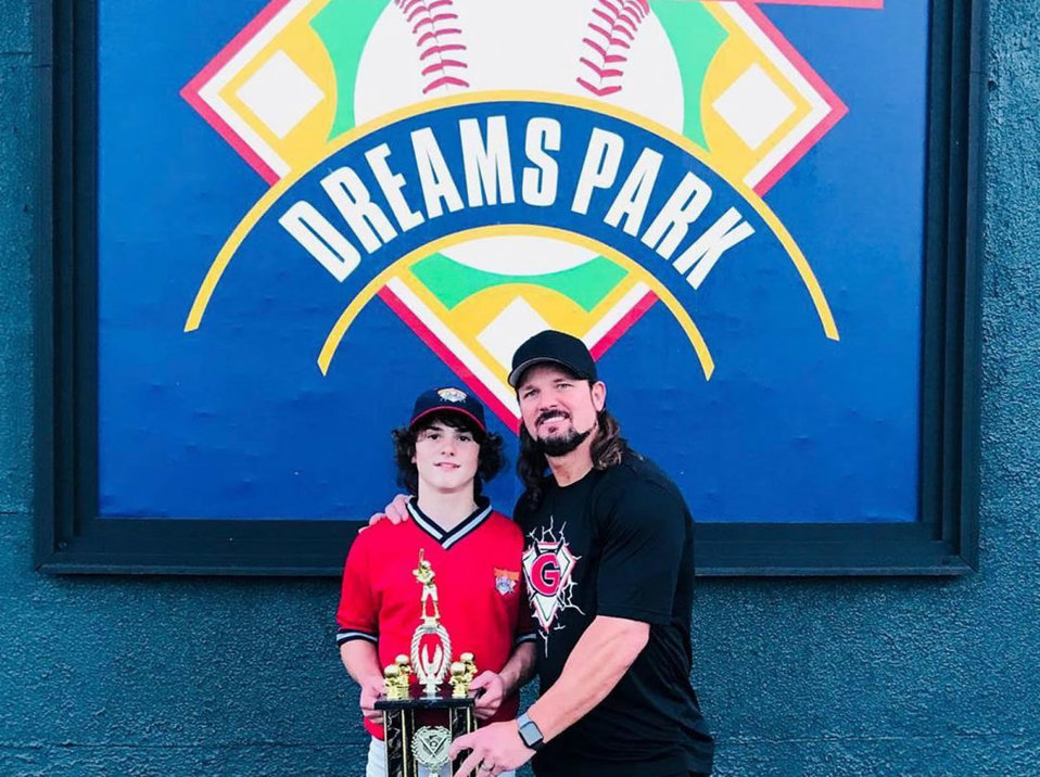 El Fenomenal hace honor al apodo como papá. AJ Styles es padre de tres niños: Ajay Covell Jones, Avery Jones y Albey Jones, y una niña: Anney Jones.