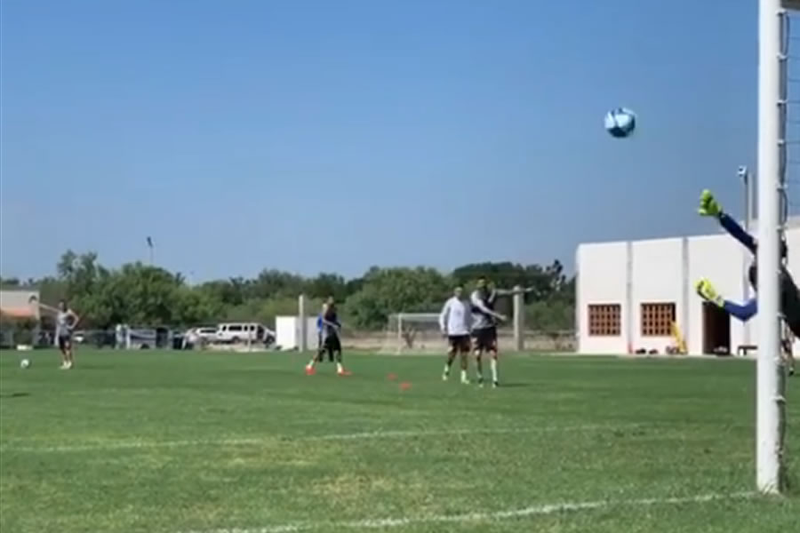 Gignac mandó el balón a las redes con un chanflazo.