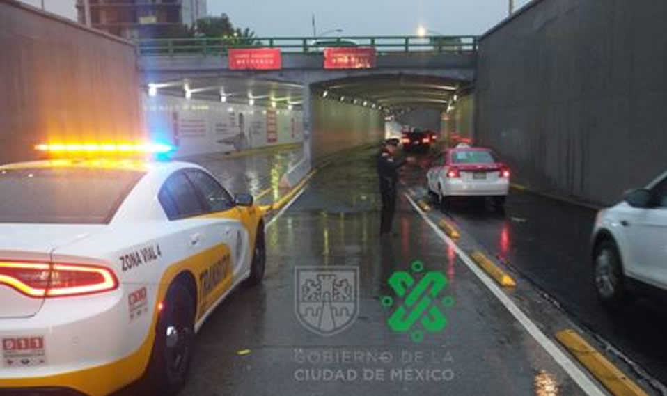 La lluvia provocó inundaciones en avenidas principales de la CMDX. (Foto: @OVIALCDMX)