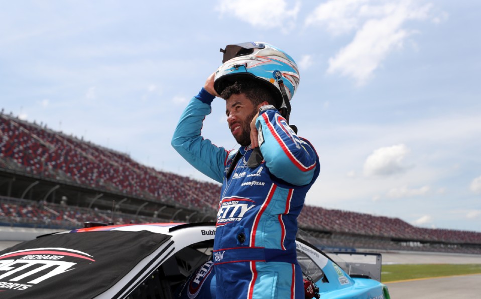 Darrell 'Bubba' Wallace, el único piloto de raza negra de la NASCAR sufrió racismo. Foto: AFP