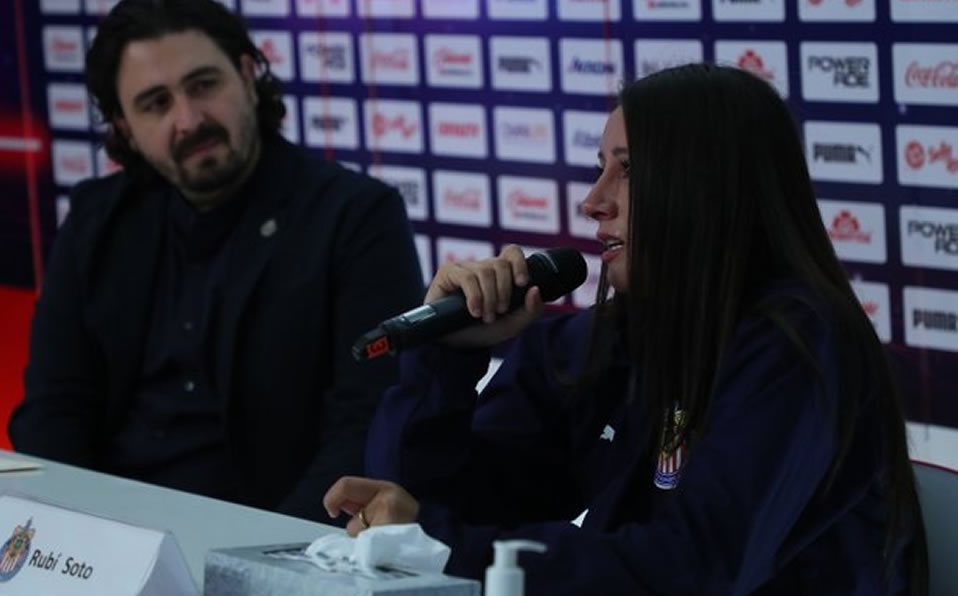 Durante la conferencia de este martes. (Chivas)