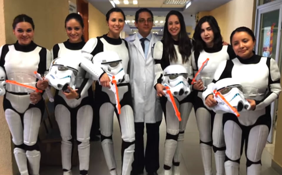 Los médicos haciendo amena la estancia de los menores.