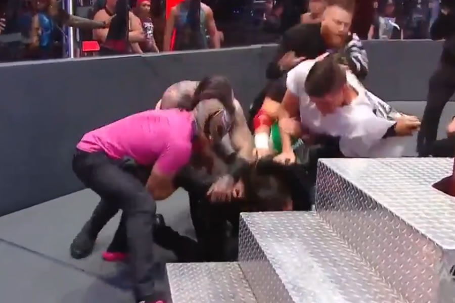 Mysterio intentó lastimar a Rollins en la escalera.