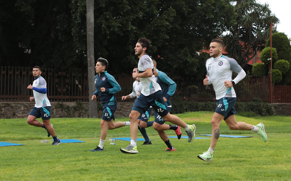 Cabecita durante el entrenamiento de este jueves en Juriquilla. (Foto: @CruzAzulCD)