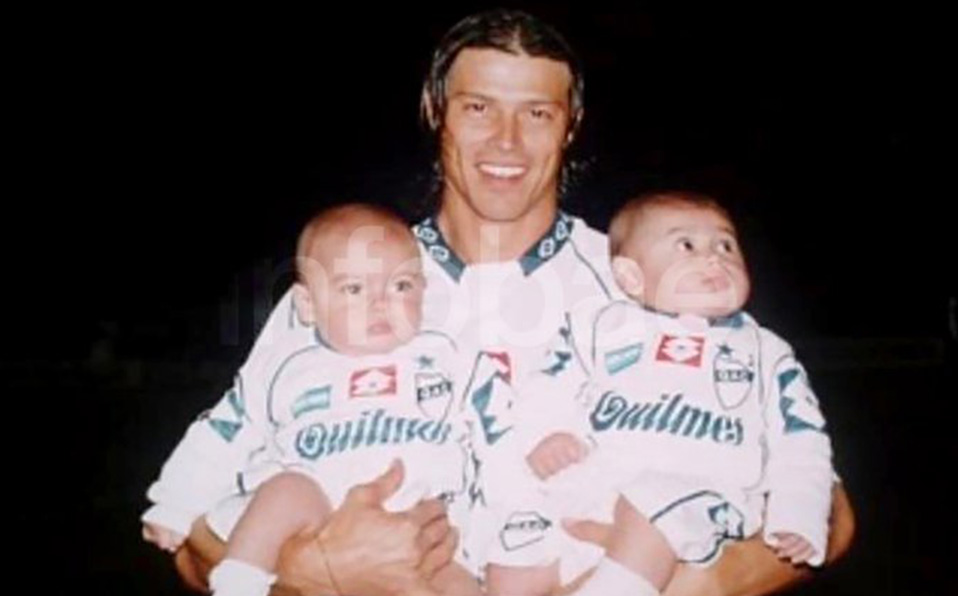 Matías Almeyda cargó a Luka Romero junto a su gemelo / Foto: Infobae