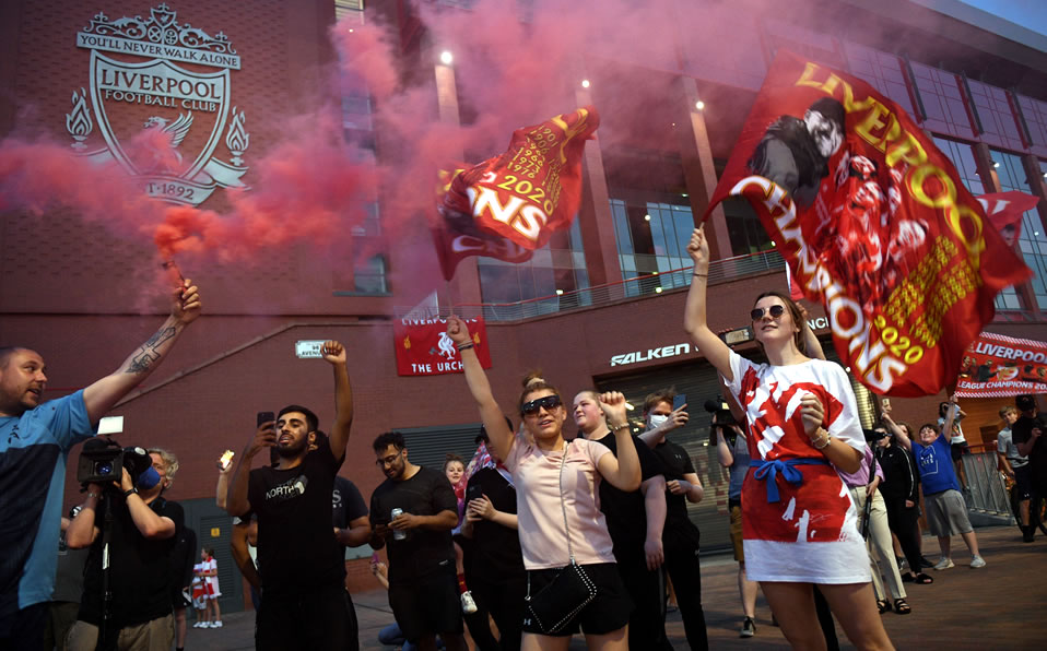 Miles de aficionados del Liverpool se juntaron afuera de Anfield sin muchas medidas contra el coronavirus. (AFP)