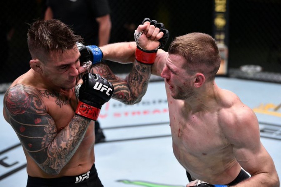 Poirier y Hooker intercambiaron golpes durante los cinco rounds. FOTO: @UFCEspanol