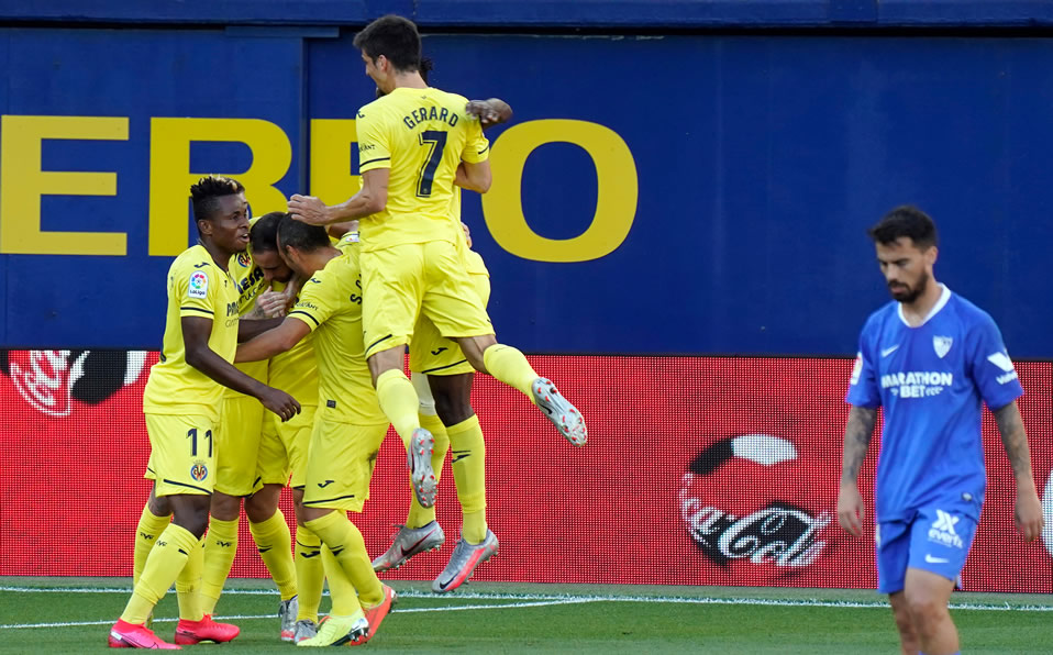 Paco Alcácer es felicitado por sus compañeros tras anotar el 1-0. (Foto: AFP)