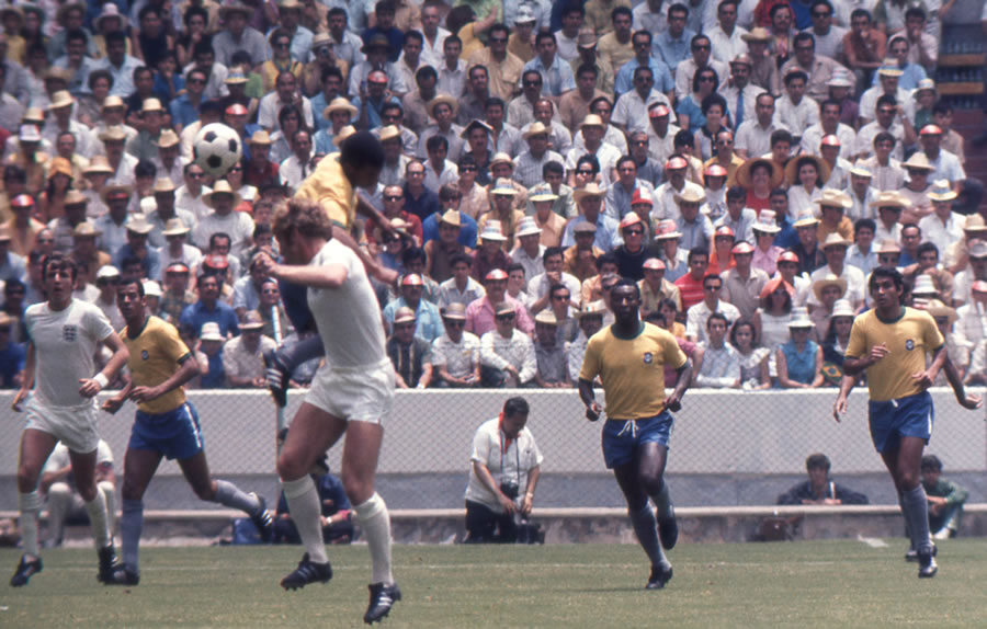 Pelé sabía cabecear, algo que Messi hace muy rara vez. (Foto: Mexsport)