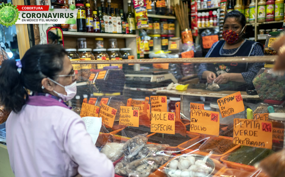 La gente se protege así en un mercado de Iztapalapa. (Foto: AFP)