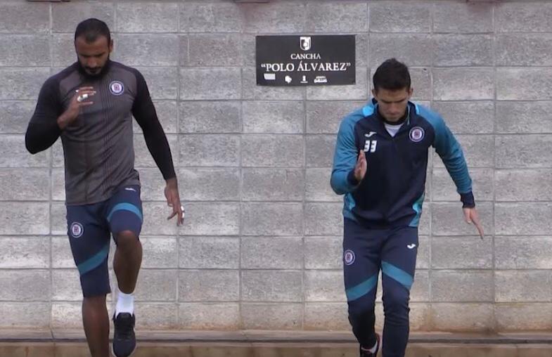Jurado y Allison con sus ejercicios en la cancha del CEGAR ayer domingo (Cruz Azul)