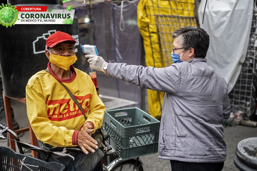 Habitante de Iztapalapa es revisado por personal médico. (Foto: AFP)