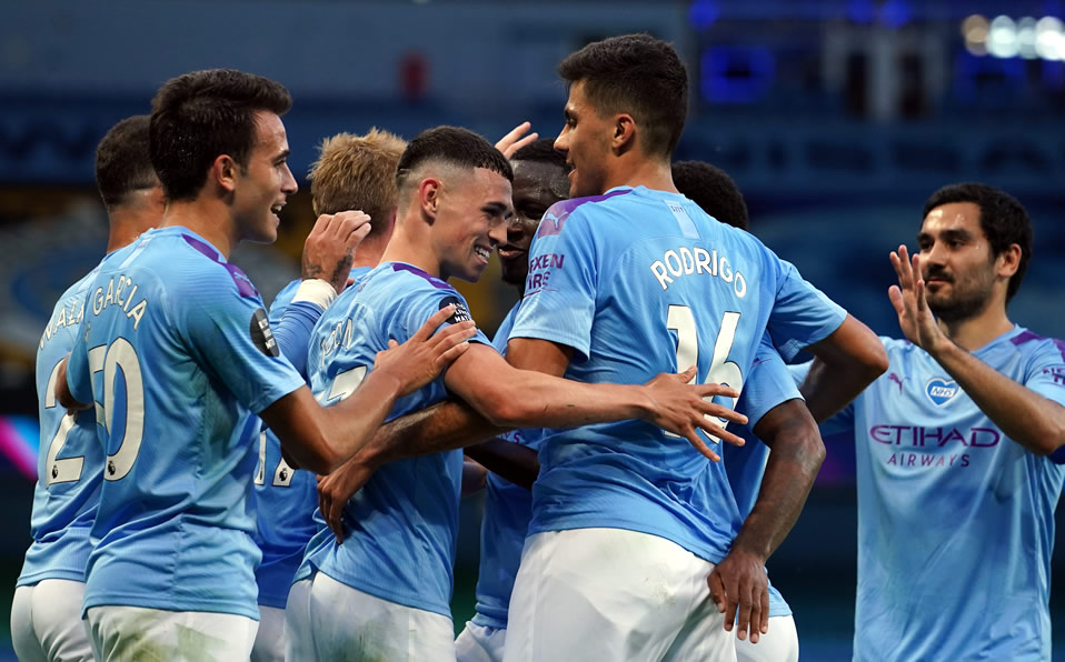 Los jugadores del City celebran uno de los goles. (Foto: AFP)