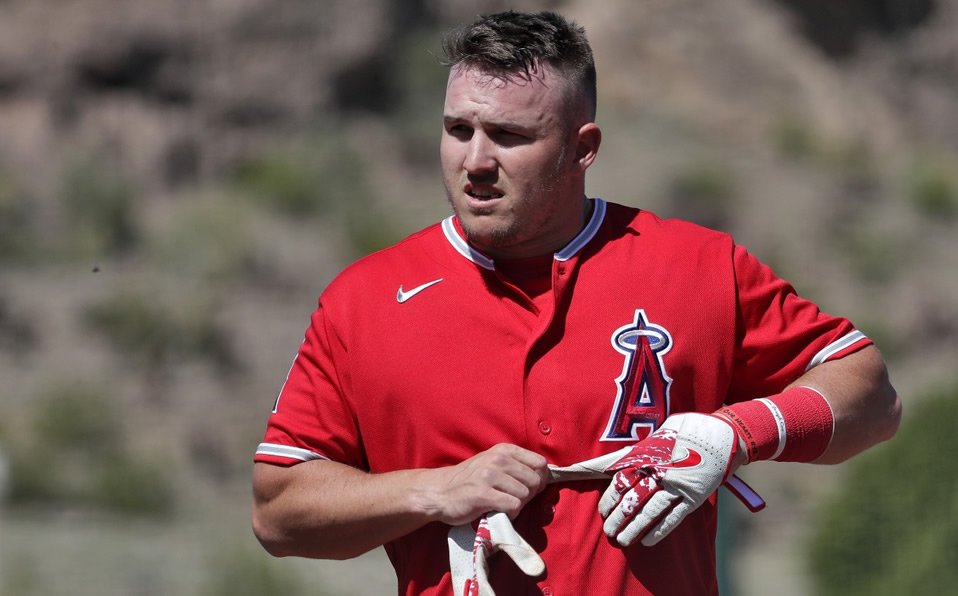 ¿Jugar o quedarse en casa con su esposa embarazada? El dilema de Trout