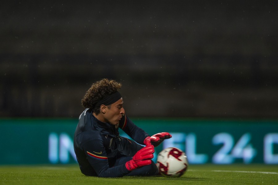 Memo Ochoa calienta en la cancha de CU previo al duelo ante Toluca. FOTO: Mexsport.