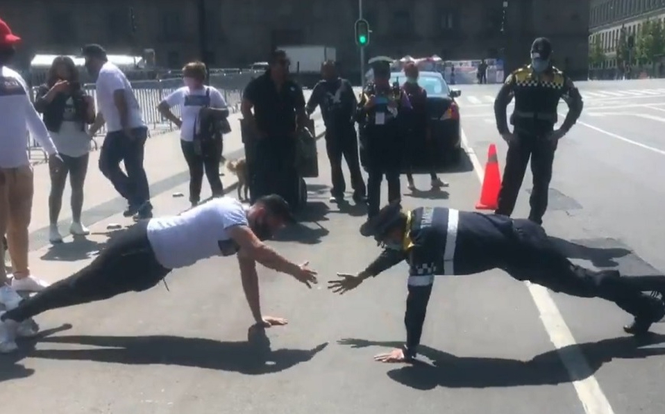 Policía vence a hombre musculoso en reto de lagartijas en la CDMX (FOTO: Captura Video Rodolfo Dorantes)