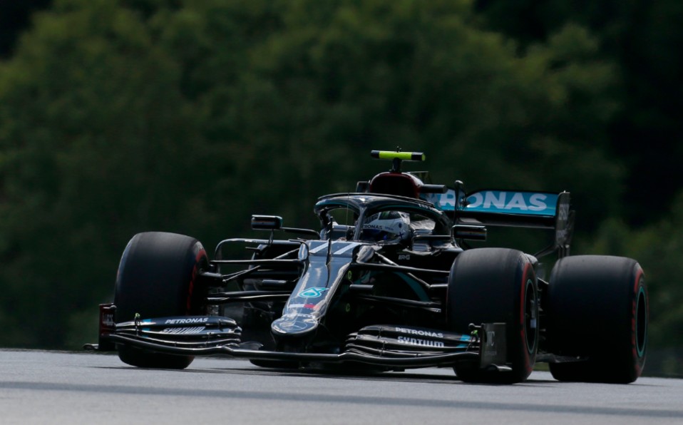Bottas superó a su compañero Lewis Hamilton y partirá en la posición de honor en Austria. Foto: AFP