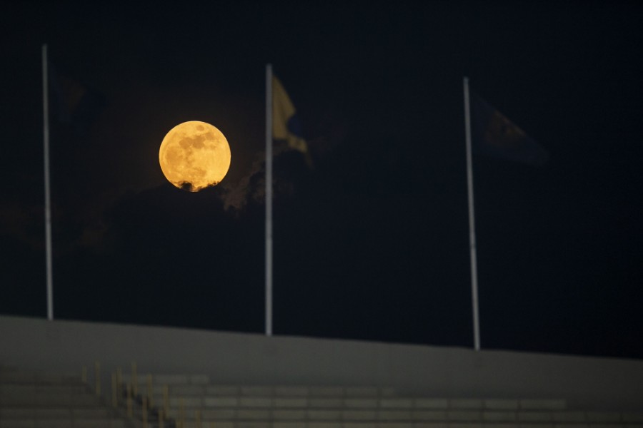La luna regaló una maravillosa postal en Ciudad Universitaria. FOTO: Mexsport.