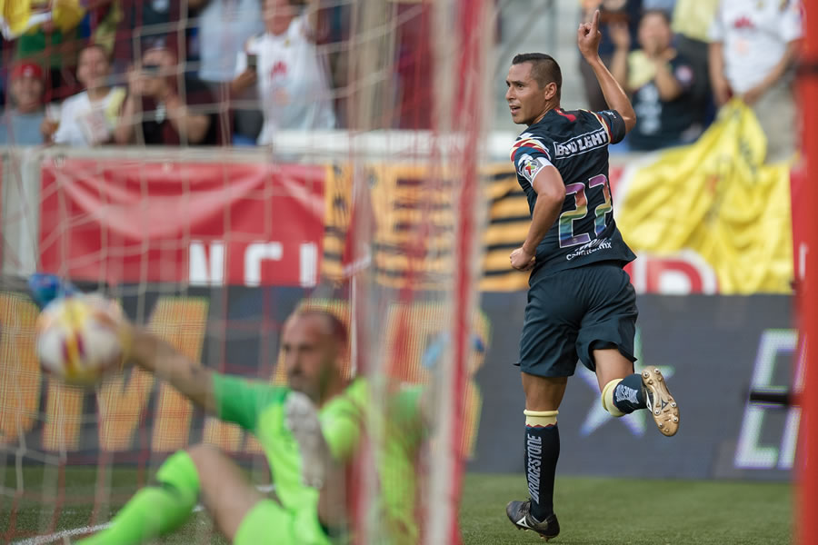 Paul Aguilar sorprendió a Boca Juniors con su festejo. (Foto: Mexsport)