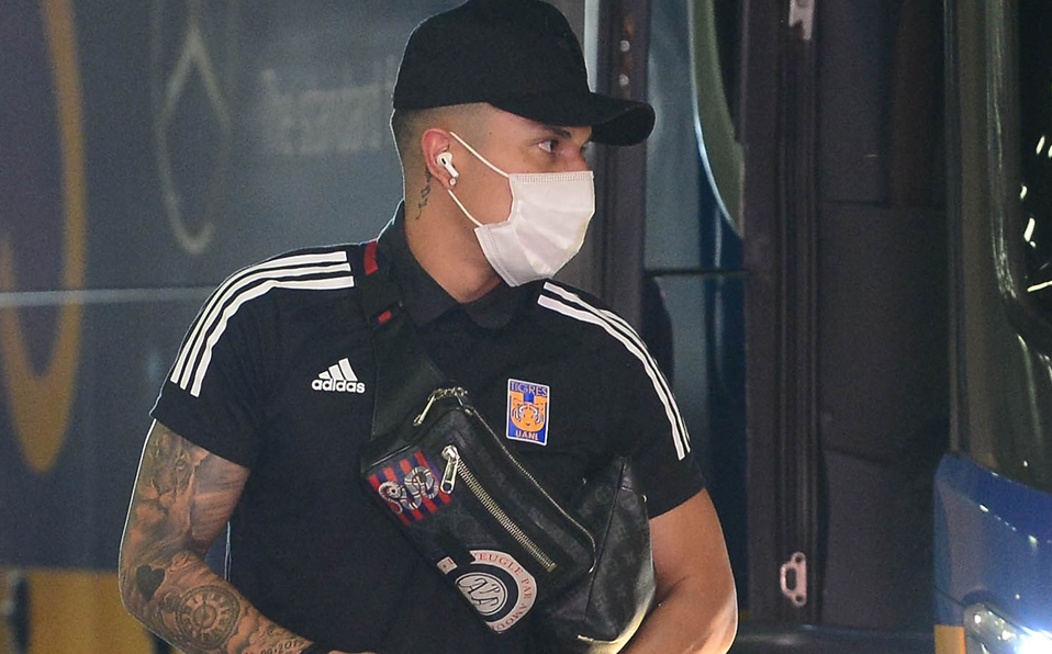 Salcedo y demás compañeros habían estado utilizando cubrebocas normales, hasta que Tigres les dio con el escudo. (Foto: Mexsport)