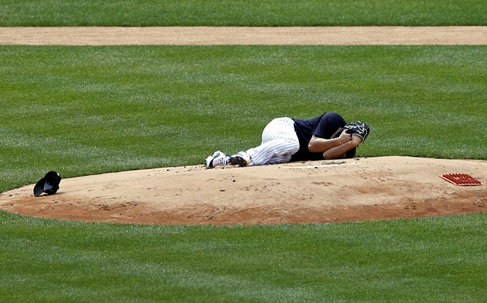 Tanaka se duele tras recibir el impacto. (Foto: AP)