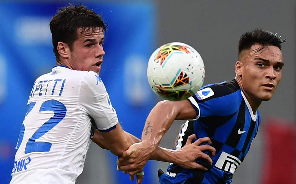 Andrea Papetti marca a Lautaro Martinez. (Foto: AFP)
