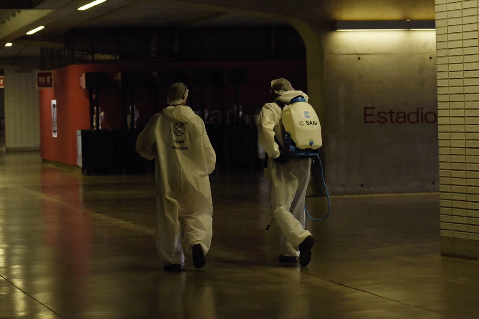 En las entrañas del Estadio Akron, hombres con trajes que parecieran "de astronautas" sanitizan el inmueble.