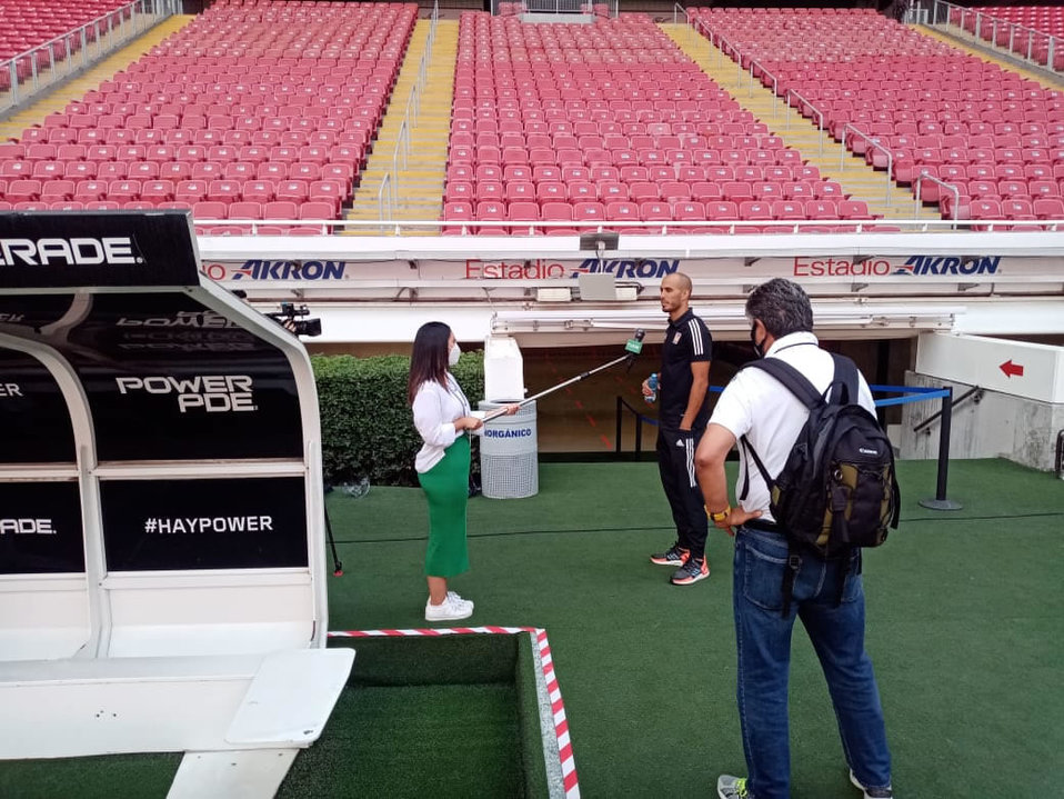 Respetando el metro y medio de Sana Distancia, así las entrevistas a nivel de cancha.