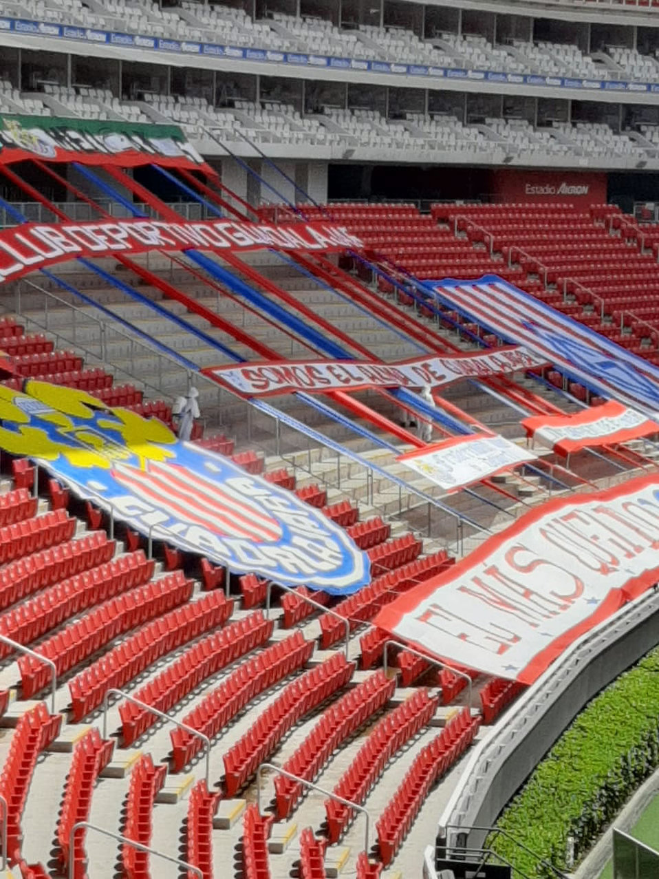 Hubo tifos, pero no aficionados. El "nuevo futbol" será sin gente, por el momento.