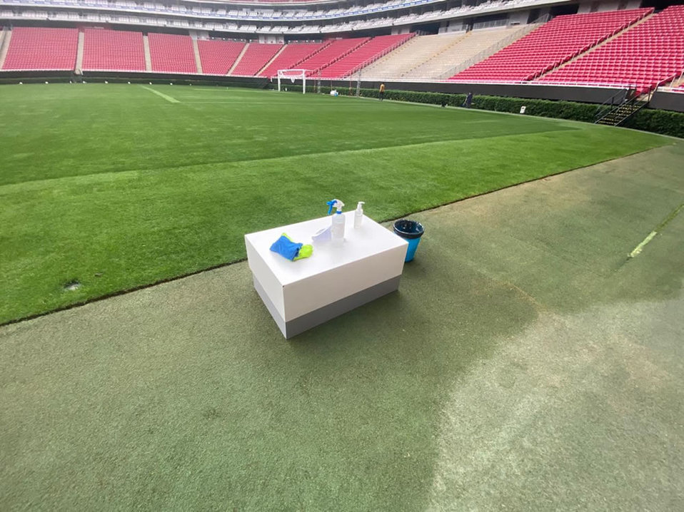 A un costado de la cancha no hubo reporteros o jugadores calentando; ahora son geles antibacteriales.