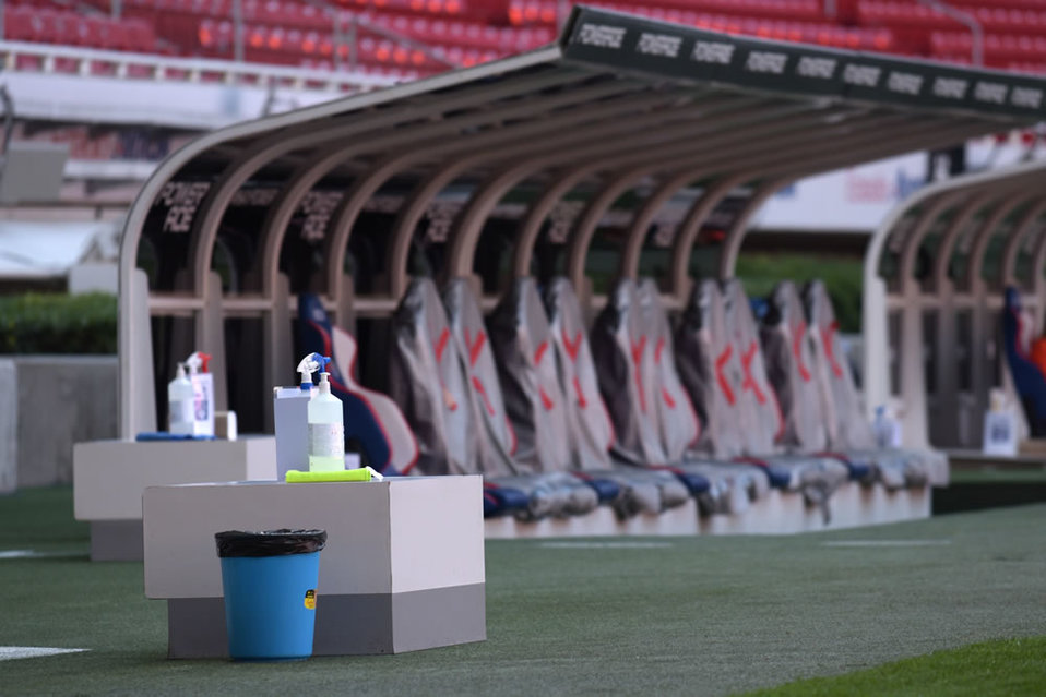 Bancas inhabilitadas y productos de limpieza al alcance en la cancha de Chivas.