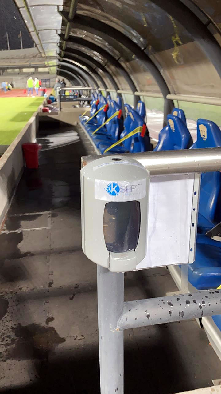 Despachadores de gel antibacterial en las bancas de C.U. para la Copa GNP por México.