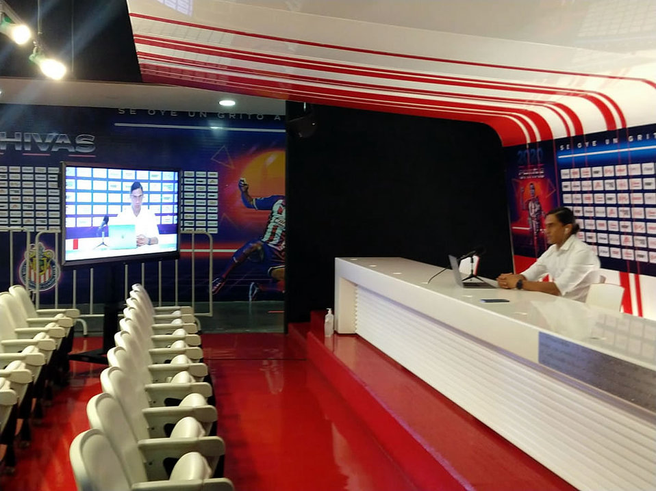 Teleconferencias después del partido, así atendió Palencia a los medios.