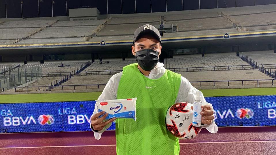Jabón, gel, toallas desinfectantes, los recogebalones también están listos para el "nuevo futbol".
